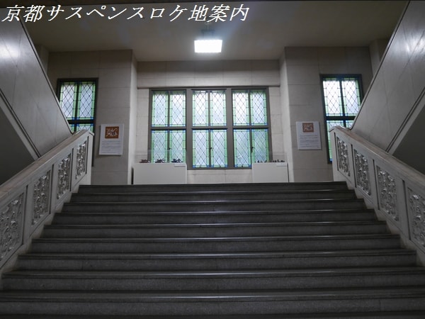 滋賀県庁舎本館中央階段とステンドグラス
